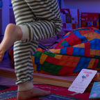 enfant qui bouge sans écran à la maison activité physique ludique enfant Tribu Minute’Mouv routine mouvement quotidien