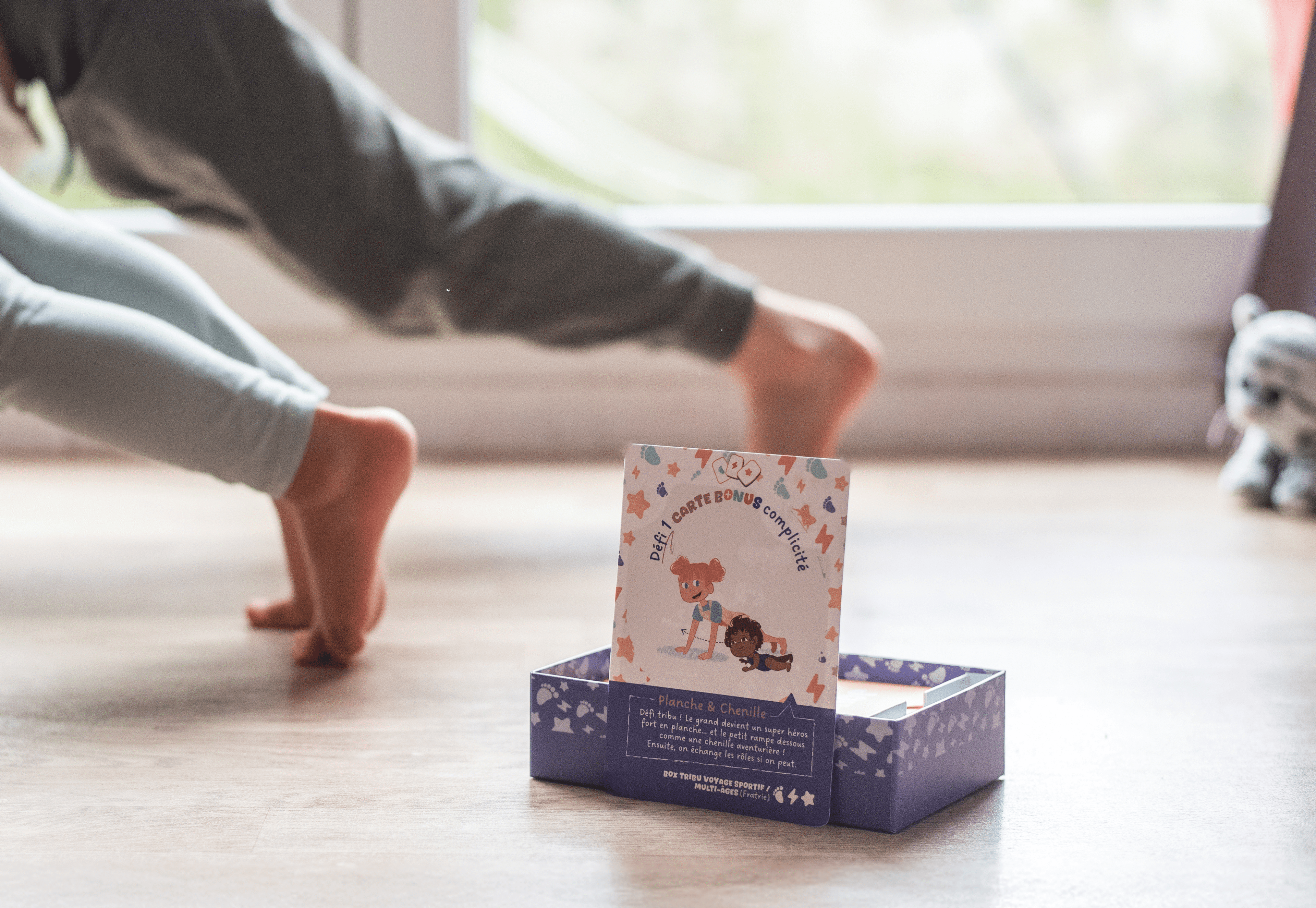 enfant jouant avec des cartes d’activité physique sans écran