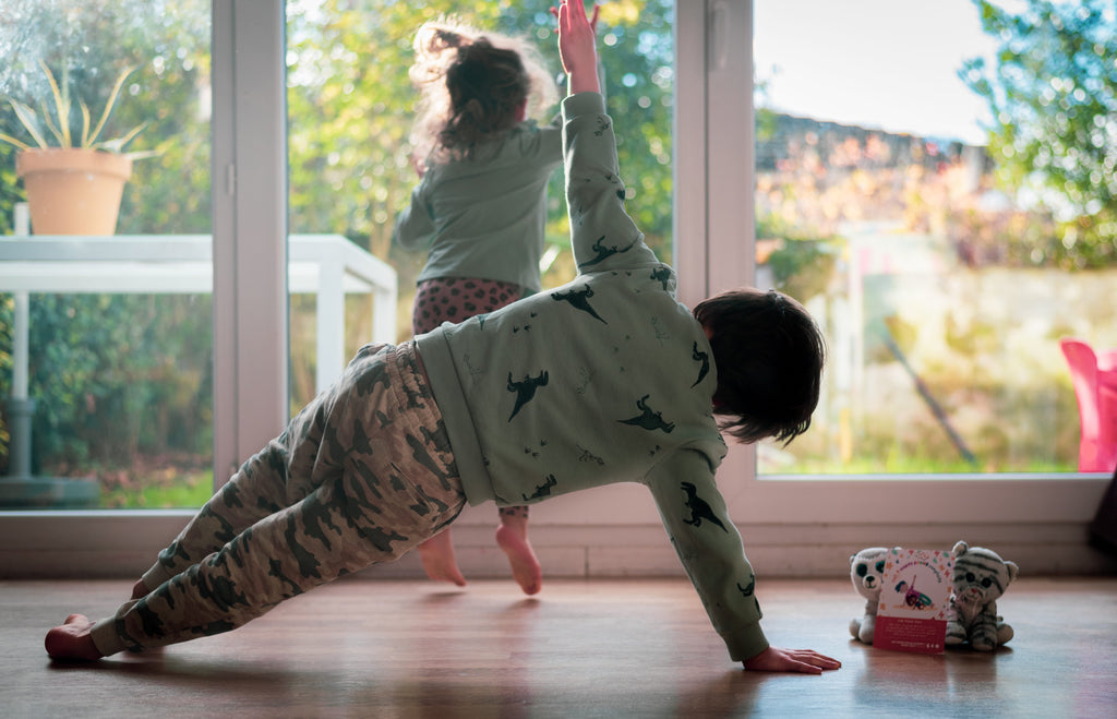 enfants bougeant à la maison avec un jeu d’activité physique sans écran Tribu Minute'Mouv