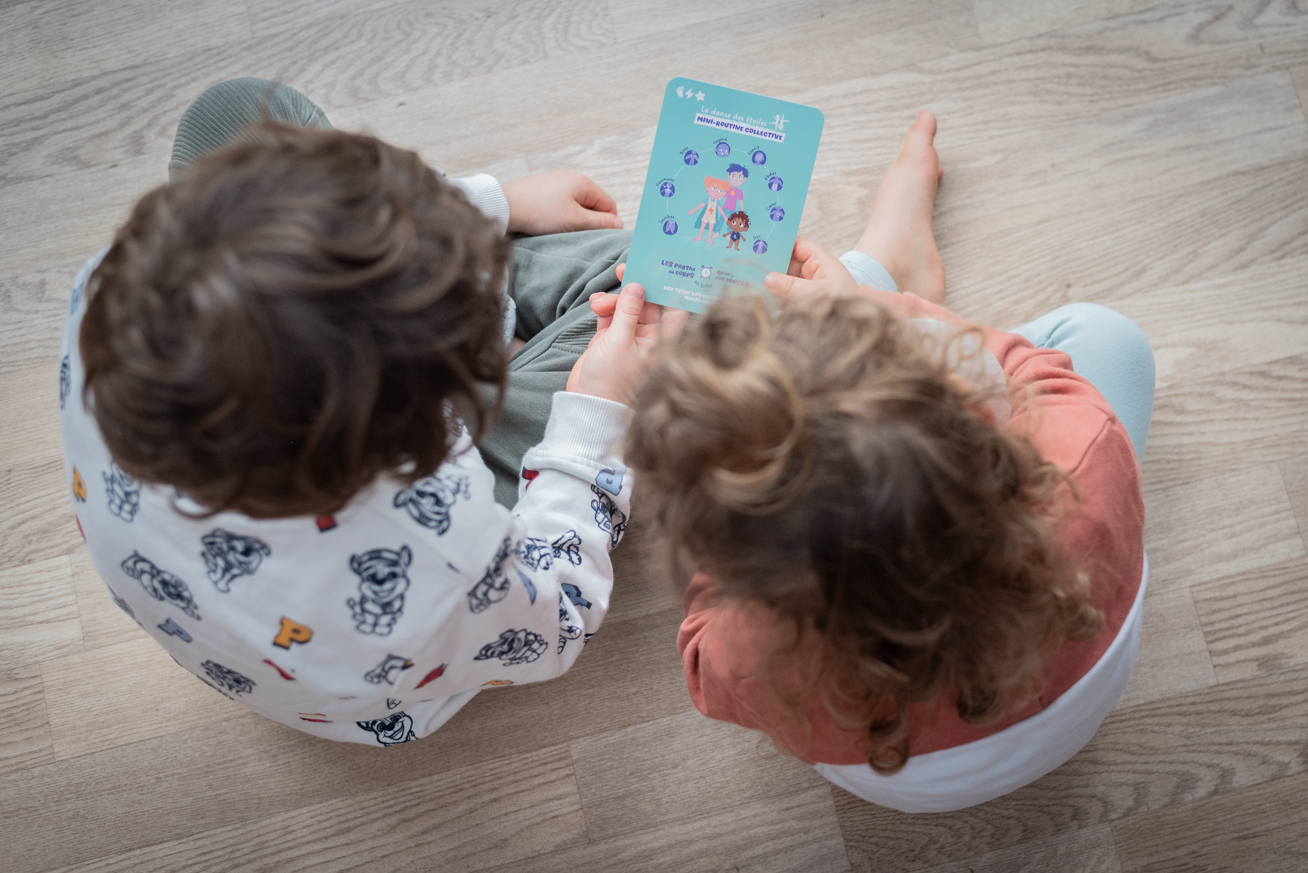 enfants explorant une carte d'activité de mouvement sans écran Tribu Minute’Mouv omplicité