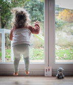 enfant sautant en autonomie avec carte box sport maison