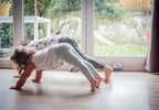 enfants frères et soeurs faisant activité physique avec cartes ludiques complicité famille