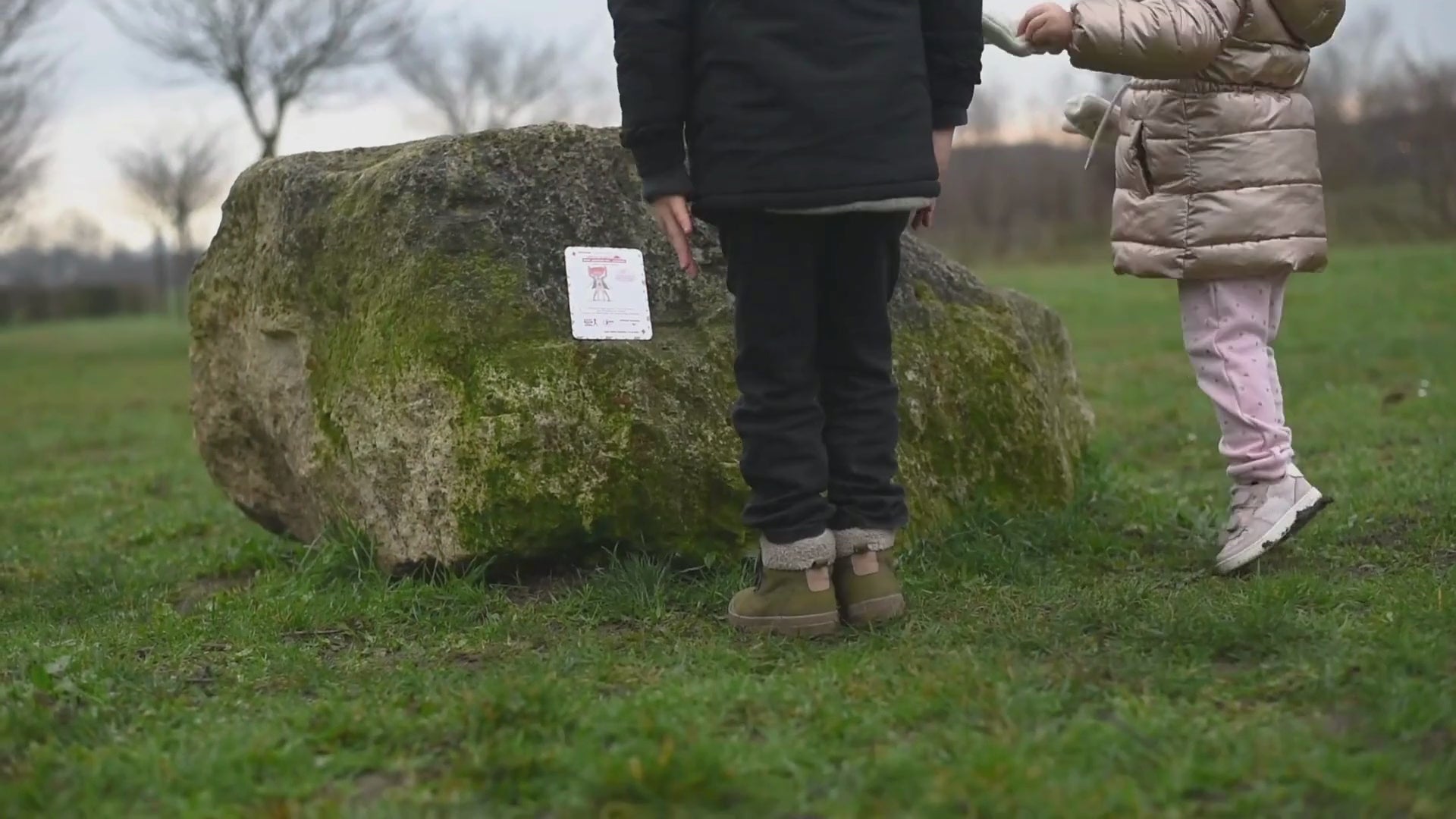 enfants faisant du sport avec des cartes ludiques en extérieur
