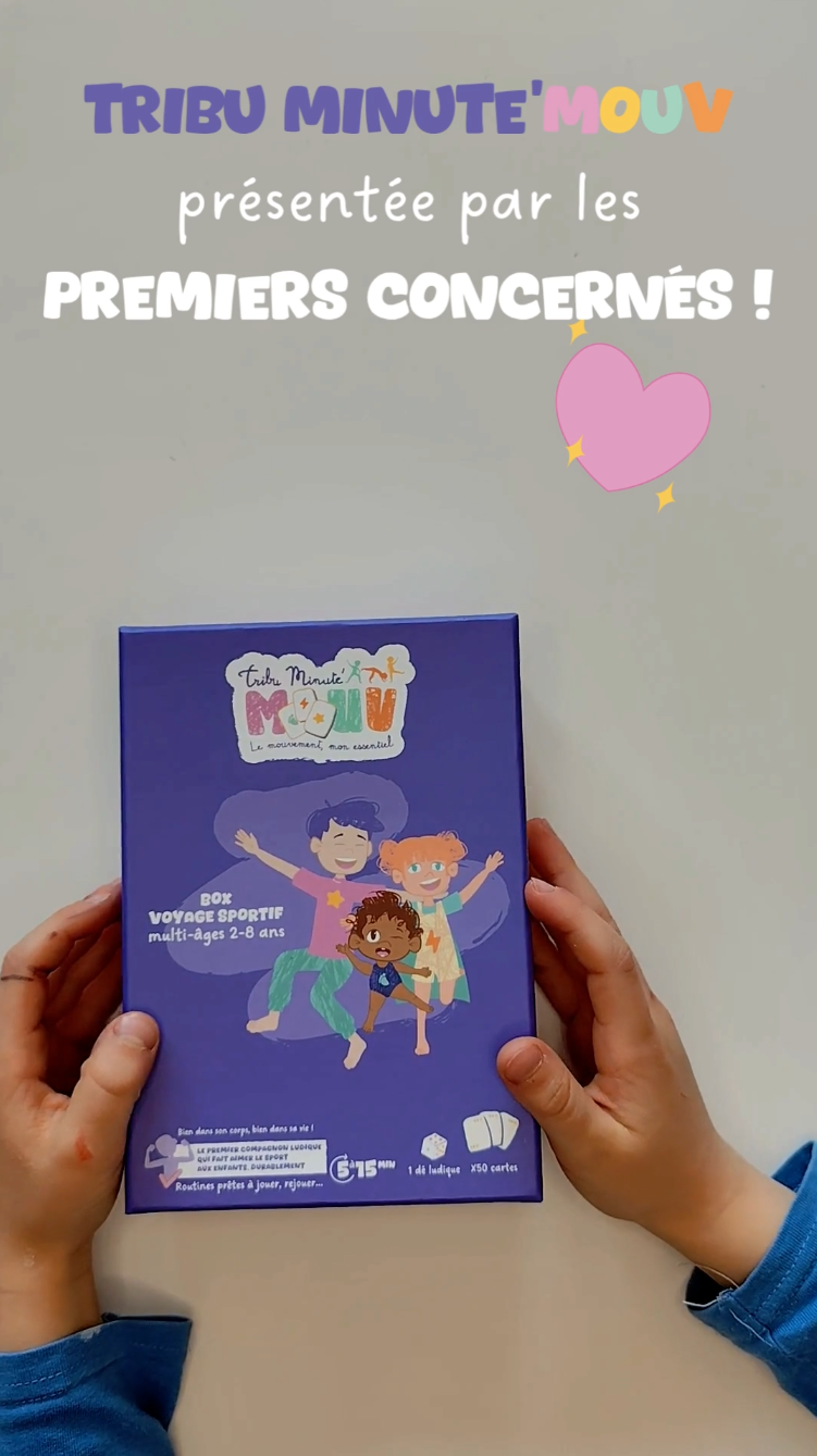 Enfant-présentant-la-box-de-routines-sportives-enfants-2-8-ans
