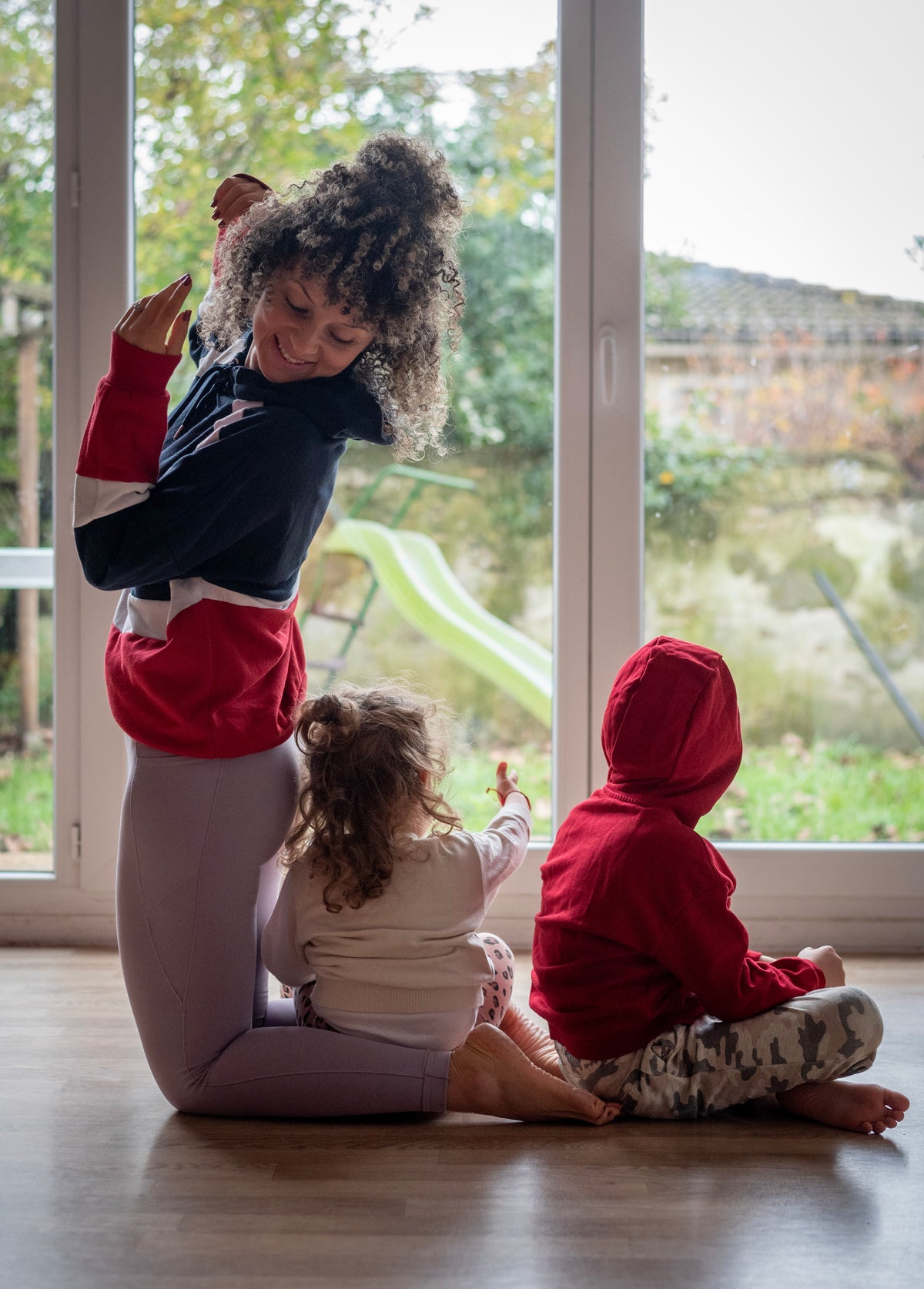 maman et enfants pratiquant une activité de mouvement à la maison avec Tribu Minute’Mouv